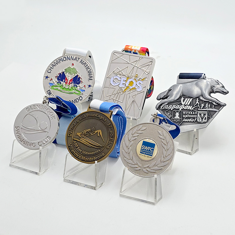 Conjunto de medallas temáticas multideportivas globales: conmemora eventos como el Campeonato Francés de Natación, el Campeonato Italiano de Escalada, la Carrera del Lobo Ruso y competiciones de programación. Con diseños en relieve de animales y geométricos, este conjunto único y especializado en deportes es un artículo coleccionable.