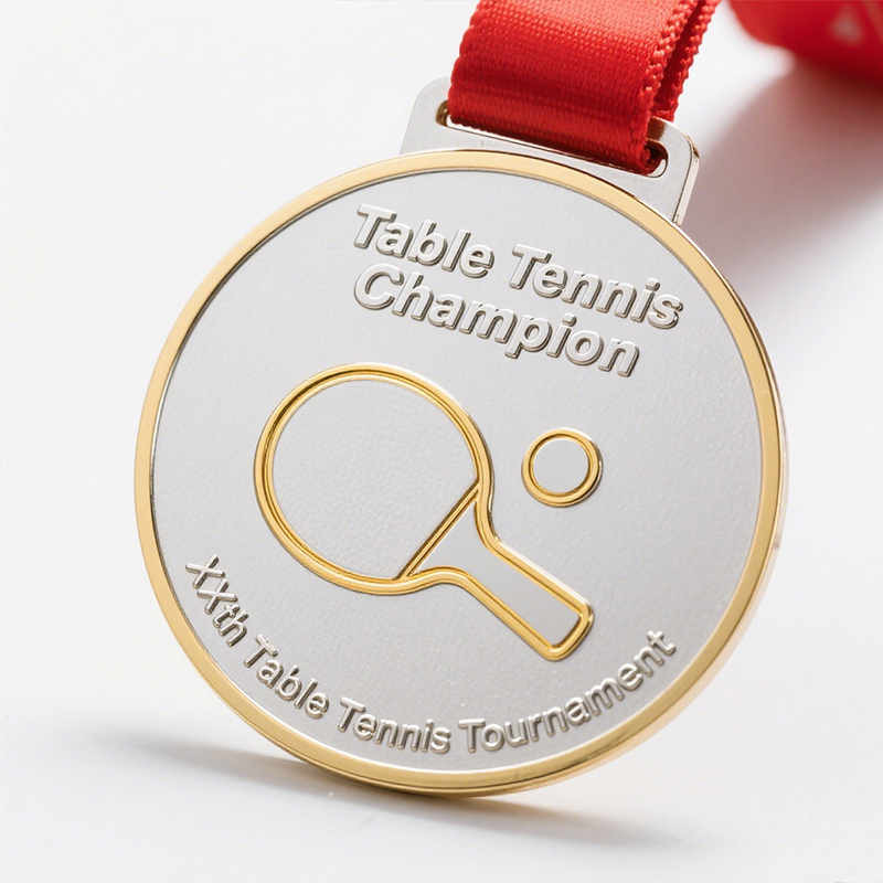 Medallas personalizadas para torneos de tenis de mesa, con un llamativo acabado metálico dorado y plateado, y distintivos conmemorativos con letras personalizables.