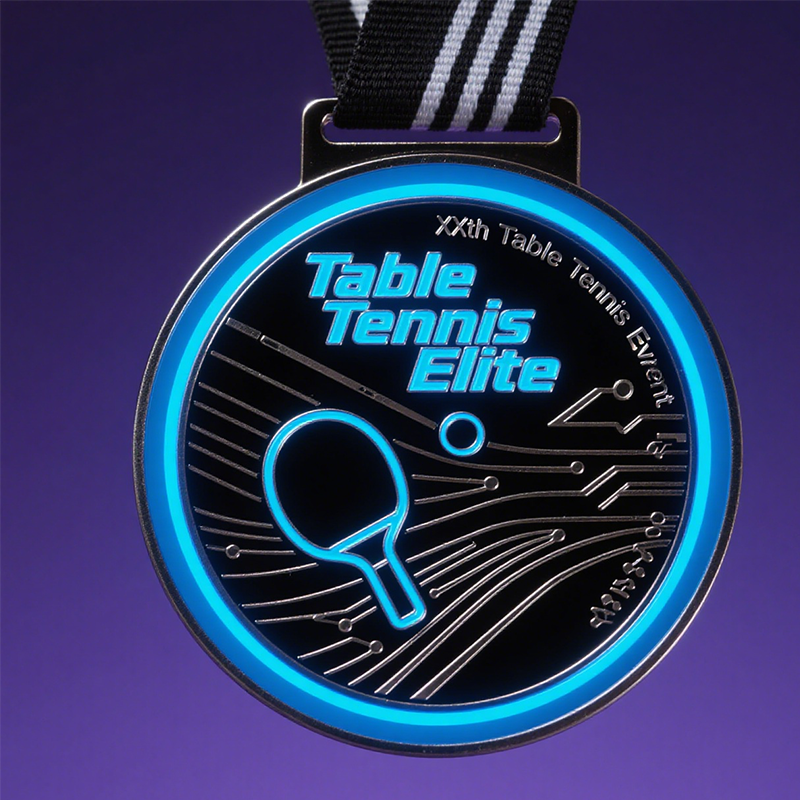 Medalla conmemorativa de torneo de tenis de mesa estilo cyber, en colores negro, plateado y azul luminiscente metálico.