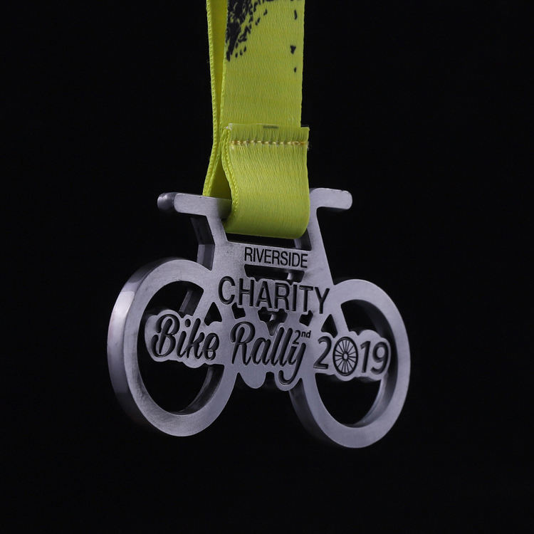 Medalla de rally benéfico de ciclismo, insignia conmemorativa de metal calado plateado envejecido, amuleto de carrera ciclista.