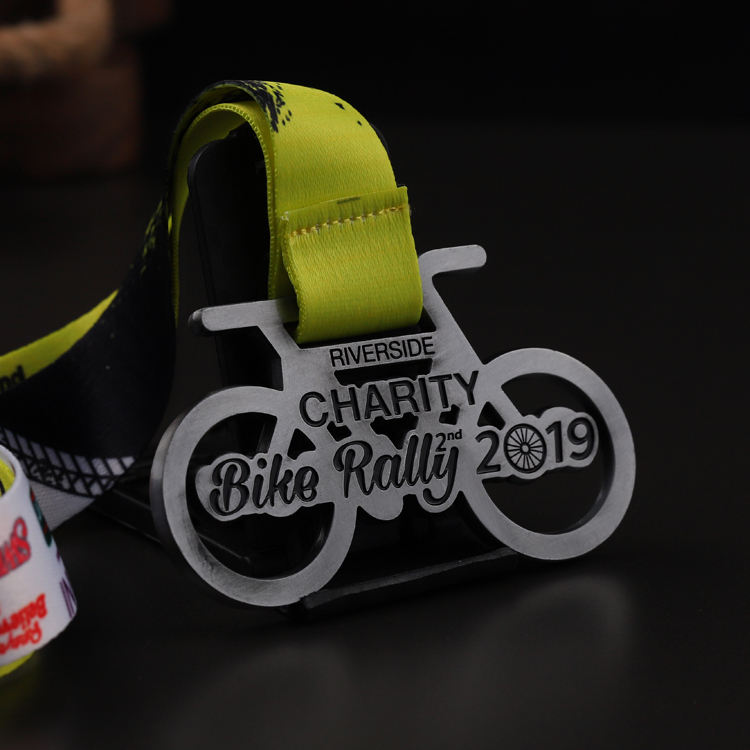 Medalla de rally benéfico de ciclismo, insignia conmemorativa de metal calado plateado envejecido, amuleto de carrera ciclista.