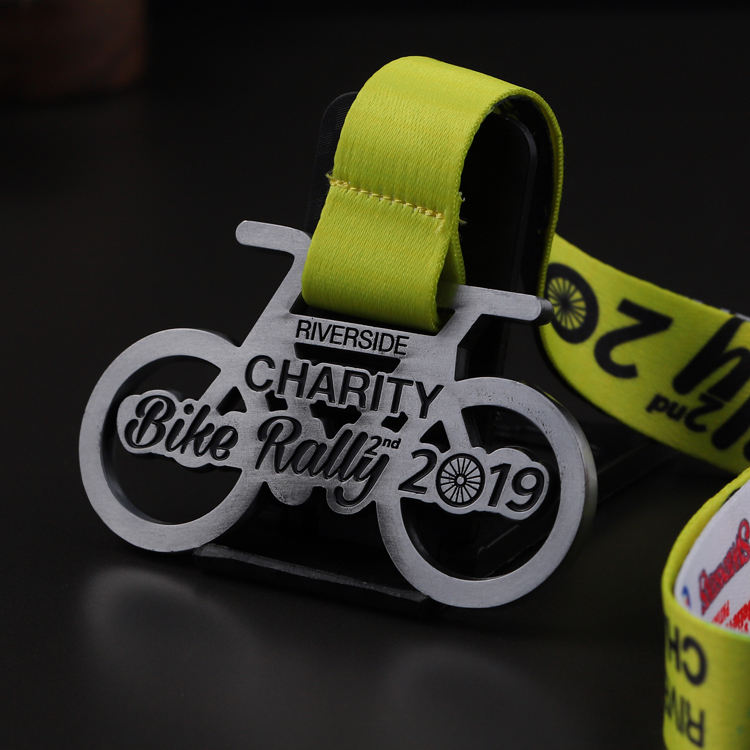 Medalla de rally benéfico de ciclismo, insignia conmemorativa de metal calado plateado envejecido, amuleto de carrera ciclista.