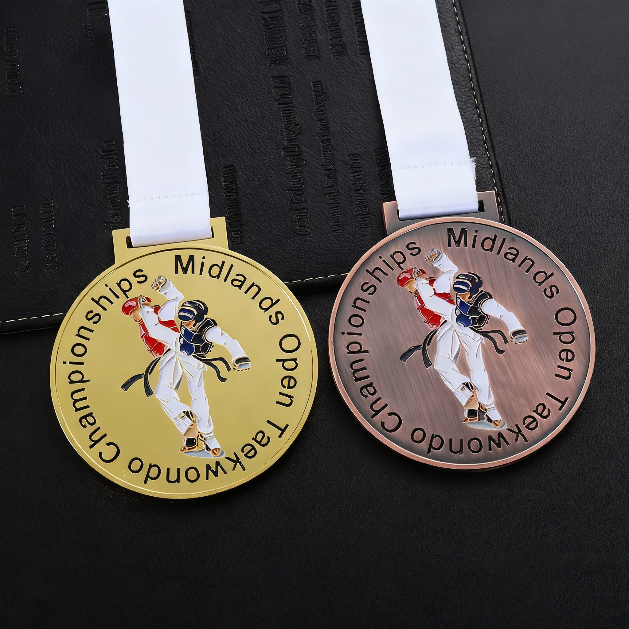 Medalla de taekwondo de cinta metálica de bronce dorado con esmalte blando para deportes de taekwondo