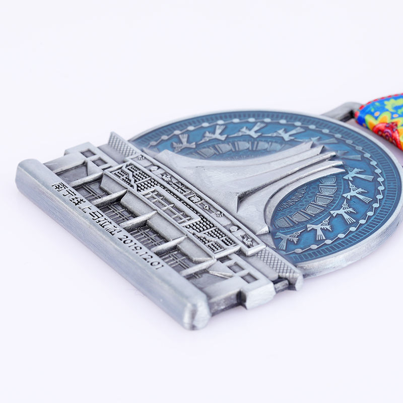 Medallas de aleación de zinc fundidas en 3D, insignias conmemorativas de maratones temáticos urbanos