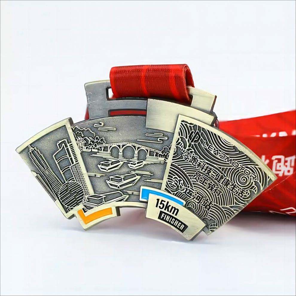 Medallas de oro, plata y bronce para competiciones de artes marciales; medallas en relieve tridimensional con patrones de anillo calados.