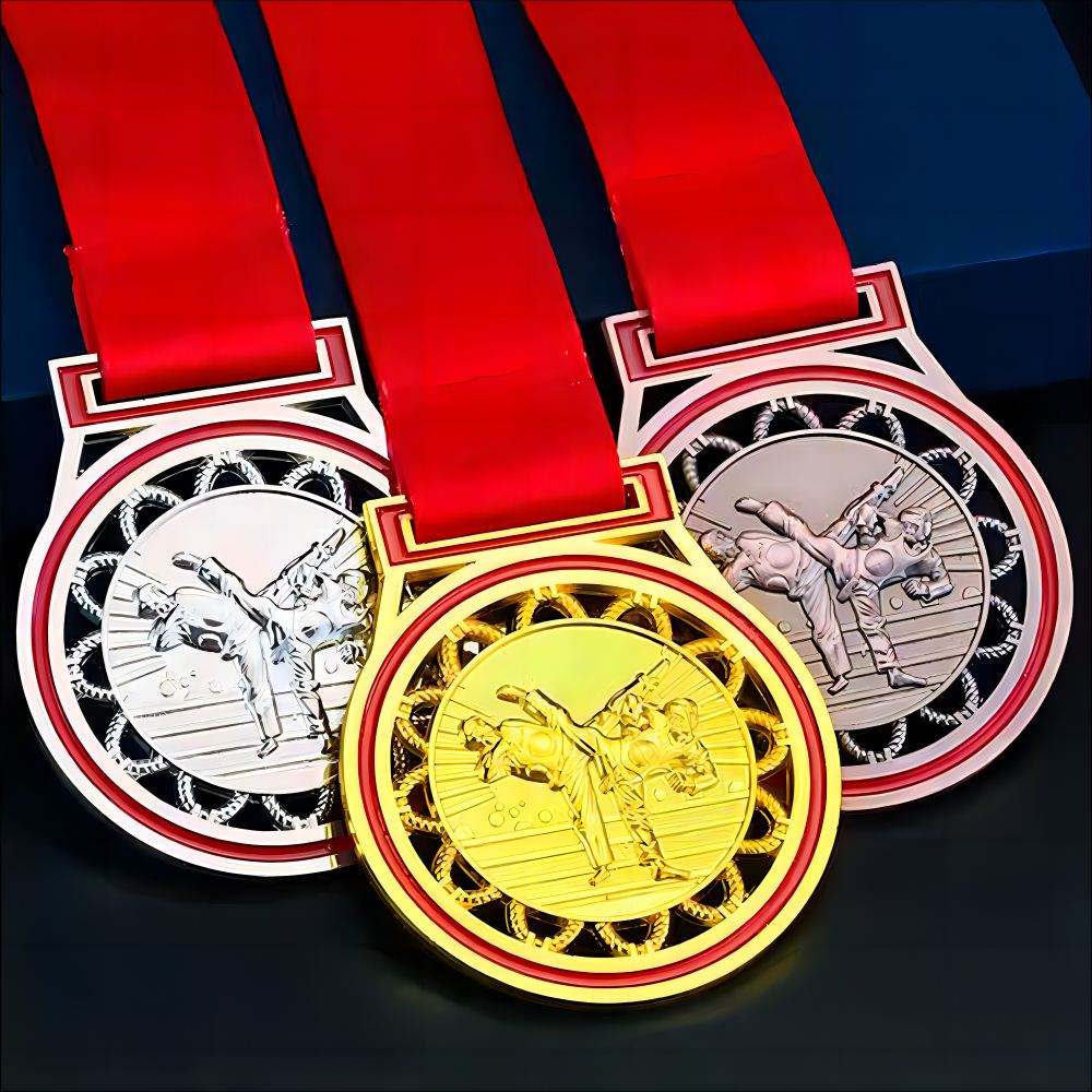 Medallas de oro, plata y bronce para competiciones de artes marciales; medallas en relieve tridimensional con patrones de anillo calados.