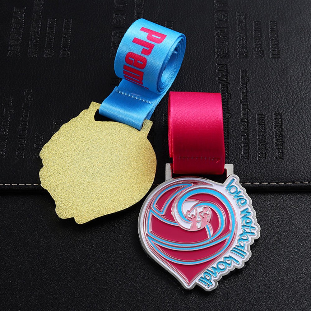 Medallas de torneo de baloncesto, medallas de honor doradas y plateadas en forma de corazón.