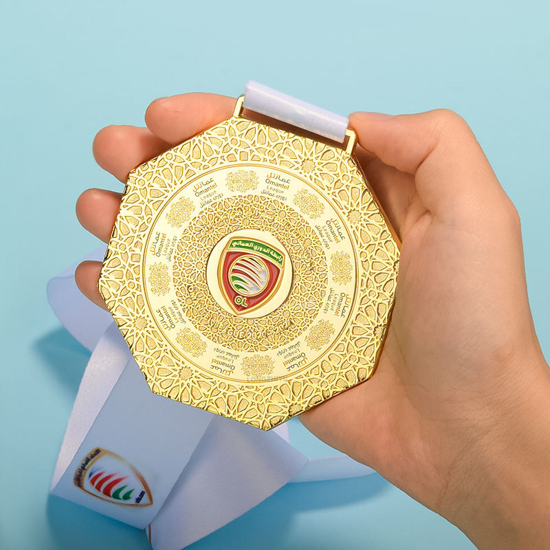 Una colección de medallas de natación: insignias conmemorativas de natación en relieve con forma de escudo / hexagonal / circular de Oro, Plata y Bronce.