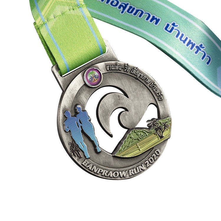 Medallas de carrera para clubes; medallas de finalista con relieve de paisaje de castillo en bronce.