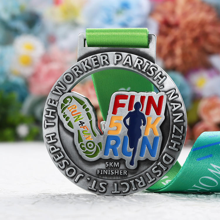 Logotipo de diseño gratuito con letras personalizadas, medallas deportivas 3D divertidas para carrera 5k, medalla 3D hueca de esmalte chapada en plata con cinta