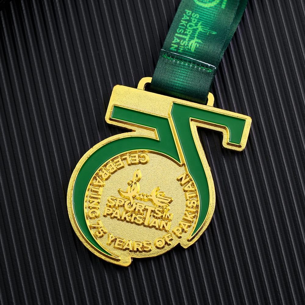 Medallas de carrera de running multicolor; medallas de finalista con diseño superpuesto ahuecado de estilo salpicado de tinta negra y roja-(1)