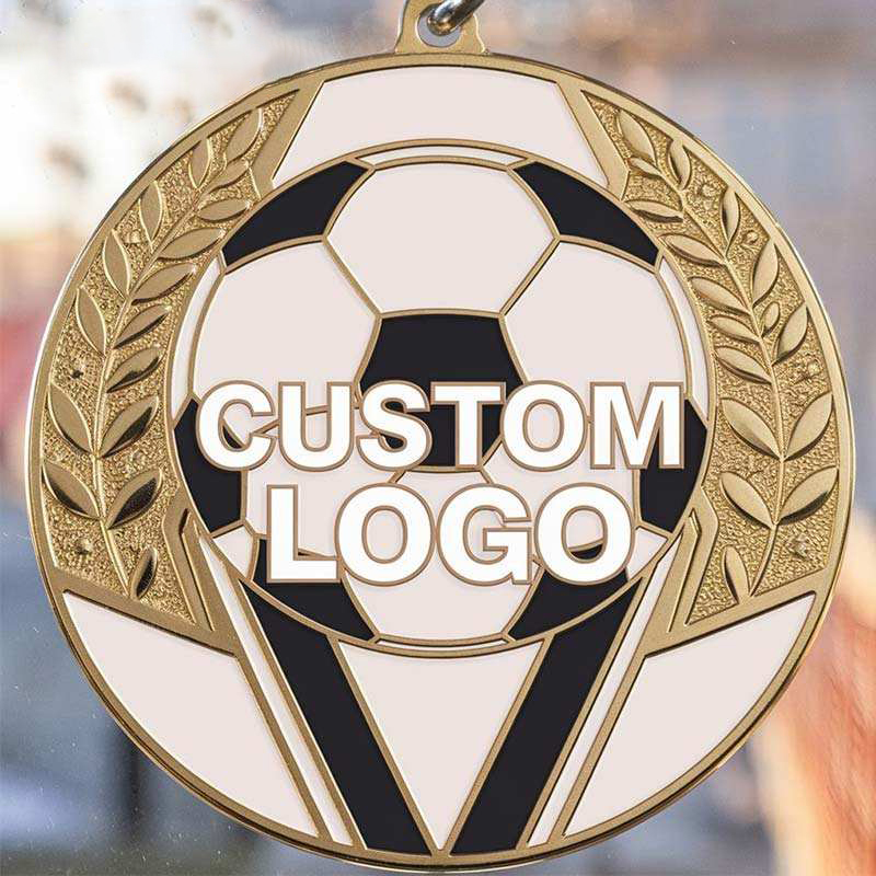 Medalla dorada de partido de fútbol; Medalla de honor metálica con forma de fútbol en esmalte blanco y negro.