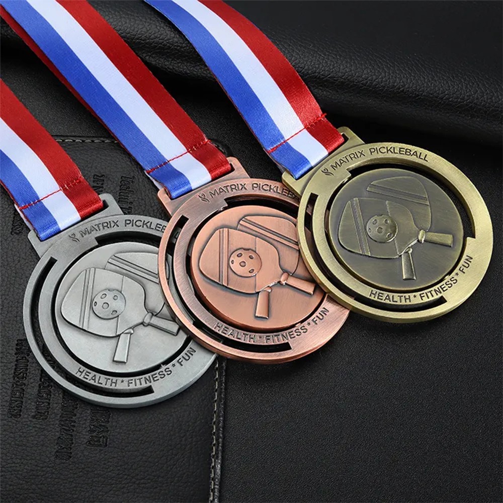 Medalla de campeonato: Una medalla redonda, hueca, amarilla y con forma esférica para eventos deportivos.