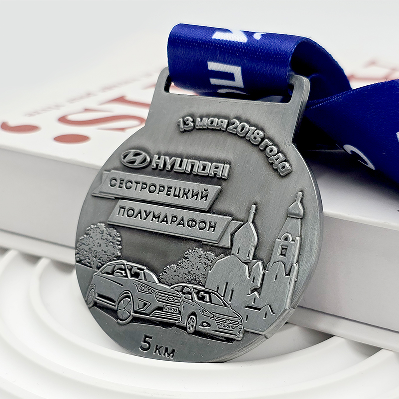 Retrosilberne metallische Textur modernes Auto-Element Halbmarathon 5KM Gedenkmedaille, sammelbare Sportmedaillenverzierung.