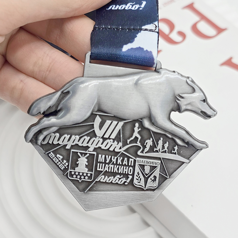 Retro silberne Metallmedaille, wolförmige 3D-Marathon-Gedenkmedaille, Sammlerstück für Sportveranstaltungen.