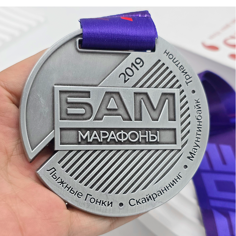 Retro silberne Metallmedaille, 3D-Relief-Marathon-Gedenkstücke für Sportveranstaltungen.