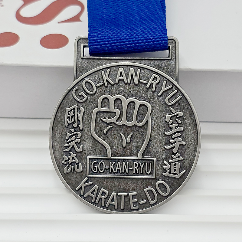 Retro-Silbermedaille aus Metall mit 3D-Faustrelief, Sammlerstück für Karate-Veranstaltungen.