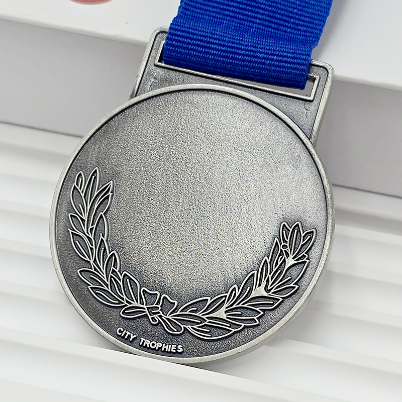 Retro-Silbermedaille aus Metall mit 3D-Faustrelief, Sammlerstück für Karate-Veranstaltungen.