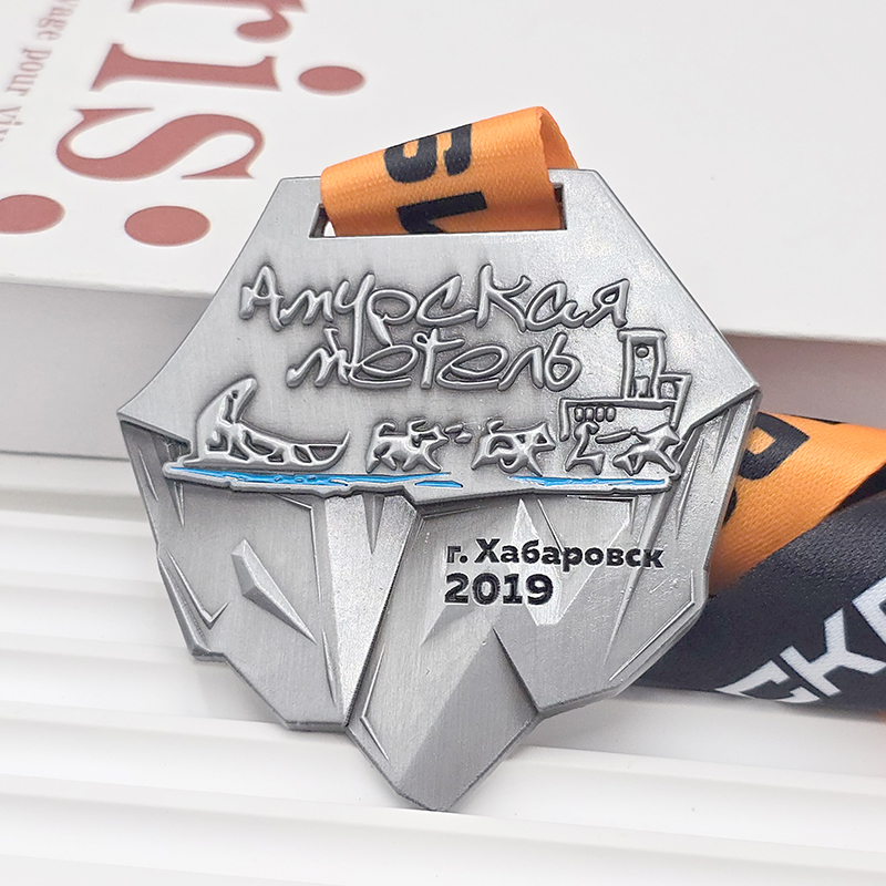 Medaille aus mattiertem Silbermetall, Erinnerungsstück an ein Ereignis, orange und silberfarbenes Blocking, 3D-Relief-Sportsammlerstück.