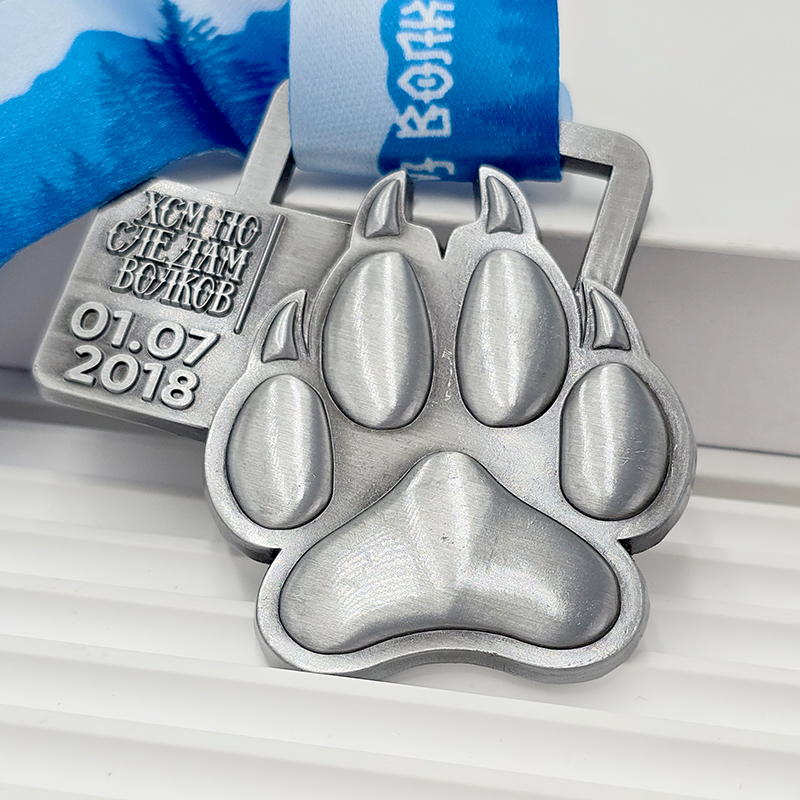 Medaille aus mattiertem Silbermetall mit Bärentatzenmotiv, Erinnerungsstück an ein Ereignis, 3D-Tatzenrelief, Outdoor-Sport-Sammlerstück.