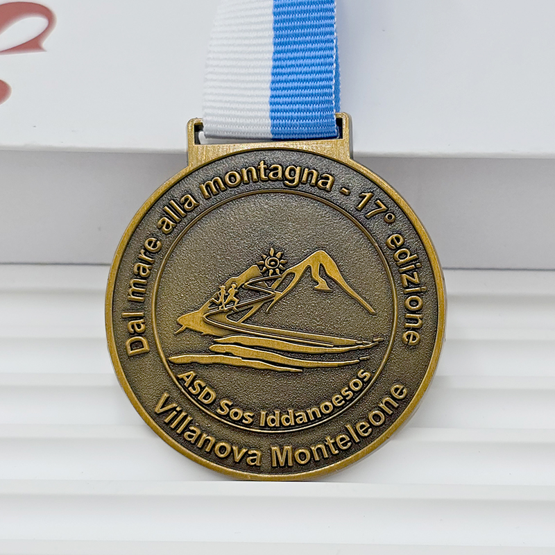 Retro bronzefarbene Metallmedaille, 3D-Relief zum Gedenken an Wasserski-Berg, Sammlerstück für den Outdoor-Sport.