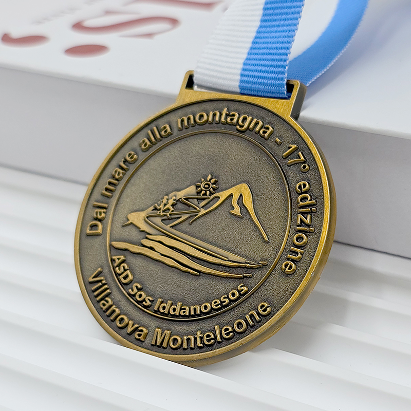 Retro bronzefarbene Metallmedaille, 3D-Relief zum Gedenken an Wasserski-Berg, Sammlerstück für den Outdoor-Sport.