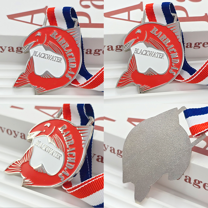 Silber- und rotfarbenes, farblich abgesetztes Metallmedaillon, dekoratives Relief-Sammlerstück für Wassersport in Fischform mit durchbrochener, dreidimensionaler Gestaltung.