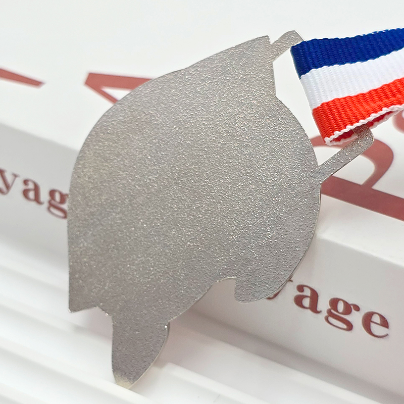 Silber- und rotfarbenes, farblich abgesetztes Metallmedaillon, dekoratives Relief-Sammlerstück für Wassersport in Fischform mit durchbrochener, dreidimensionaler Gestaltung.