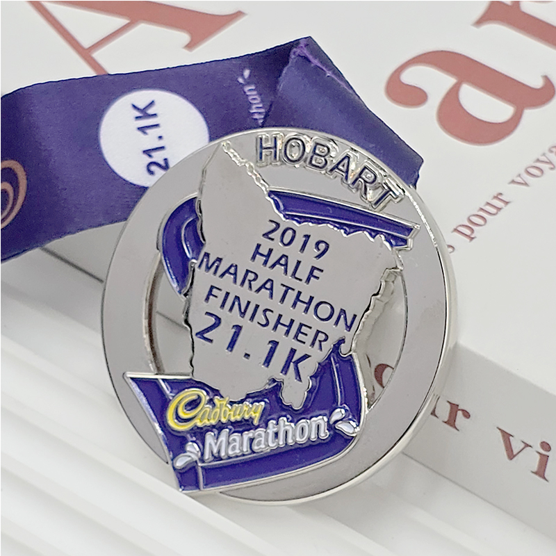 Metallmedaille, Relief der Stadtsilhouette des Hobart Halbmarathons, von Cadbury gesponsertes Sammlerstück.
