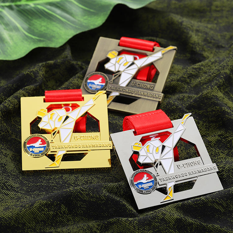 Einzigartige 3D-Karate-Medaille aus Zinklegierung mit weicher Emaille, Kampfsport/Taekwondo-Medaille, individuelle Medaille mit Band.
