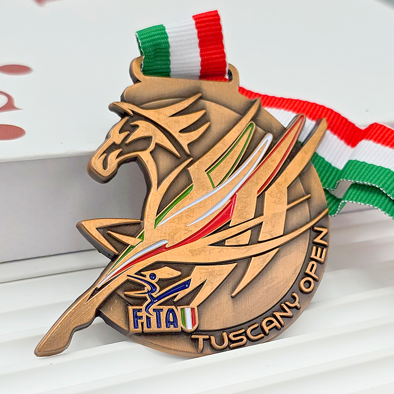 Antike bronzefarbene Metallmedaille, Gedenkrelief eines Pferdekopfs vom Tuscan Open, Sammlerstück eines italienischen Turniers.