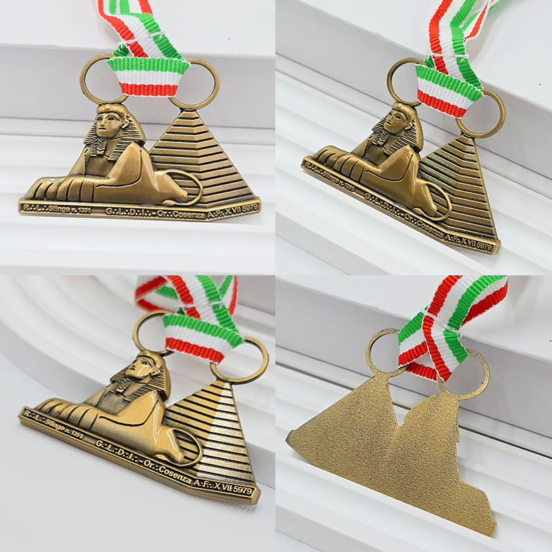 Antike Bronzemedaille, Relief der ägyptischen Sphinx-Pyramide, italienisches Trikolorenband als Gedenkornament, exotisches kulturelles Sammlerabzeichen
