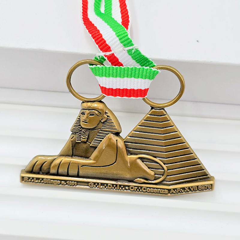 Antike Bronzemedaille, Relief der ägyptischen Sphinx-Pyramide, italienisches Trikolorenband als Gedenkornament, exotisches kulturelles Sammlerabzeichen