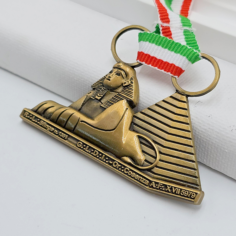 Antike Bronzemedaille, Relief der ägyptischen Sphinx-Pyramide, italienisches Trikolorenband als Gedenkornament, exotisches kulturelles Sammlerabzeichen