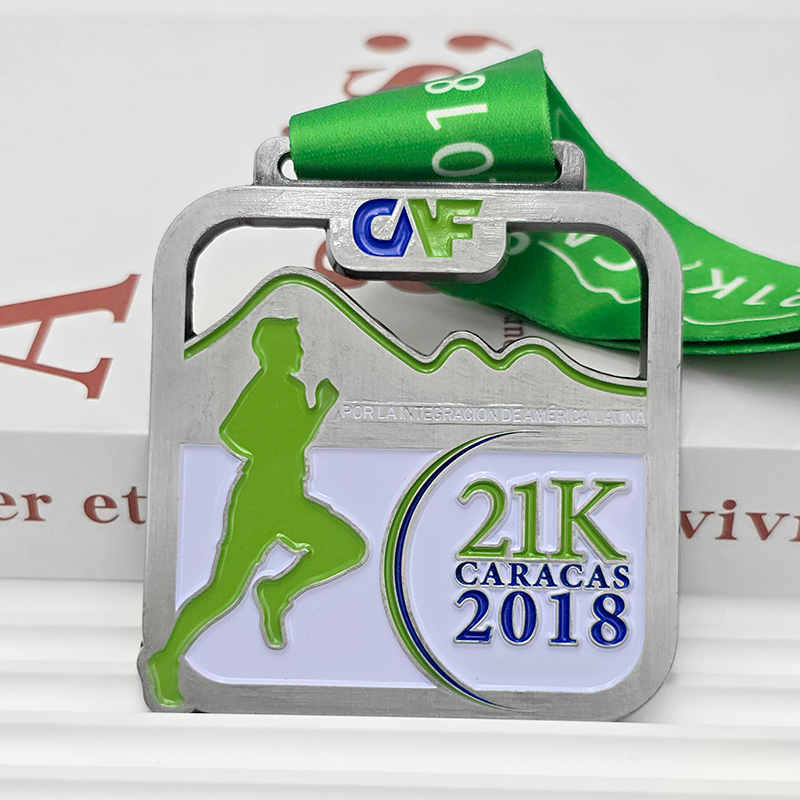 Silberne und grüne metallische Medaille mit Farbblockdesign, 21K Halbmarathon-Gedenkmedaille mit Läufer-Silhouettenrelief, Sammlerstück zum Rennen mit dem Thema der lateinamerikanischen Integration.