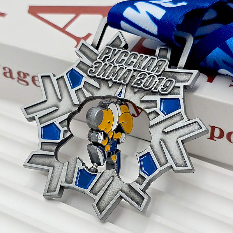 Silber- und blau kontrastierende Metallmedaille, russisches Winterrennen-Gedenk-Cartoon-Läufer-Schneeflocken-Relief, winterlich thematische Laufkollektion.