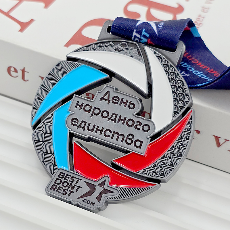 Silberne, rote und blaue farbblockierte Metallmedaille; russische Gedenkplakette zum Thema 