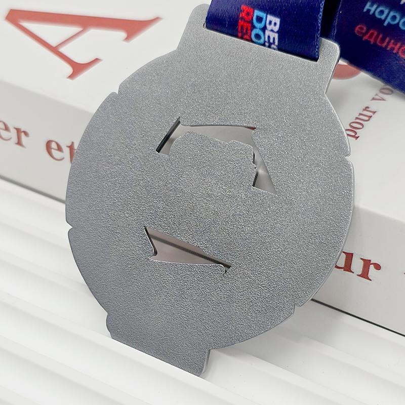 Silberne, rote und blaue farbblockierte Metallmedaille; russische Gedenkplakette zum Thema 