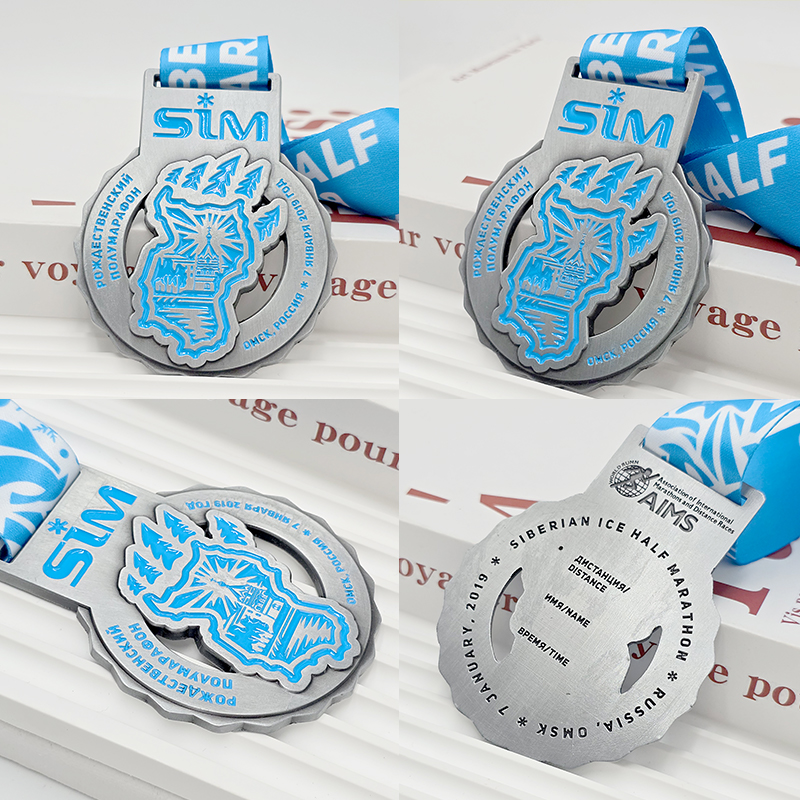 Silber- und blau kontrastierende Metallmedaille, Omsker Halbmarathon-Gedenkstädtewahrzeichen Schneeflockenrelief, winterliches Rennsammlerstück.