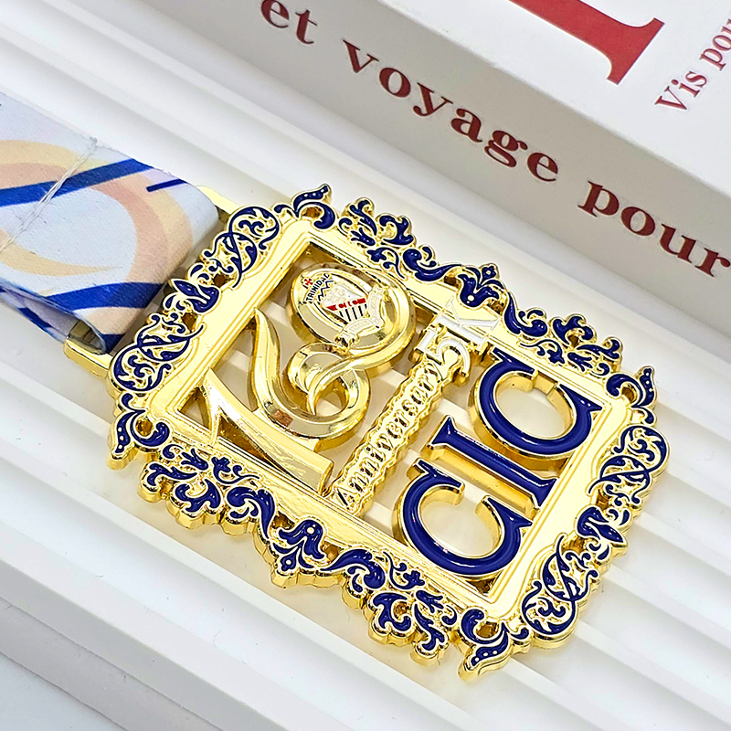 Gold- und blau zweifarbige Metallmedaille, 160. Jubiläum, 5K Gedenk-Trinidad-Emblem-Relief, europäischer durchbrochener Musterstil, sammelbares Sportartikel.