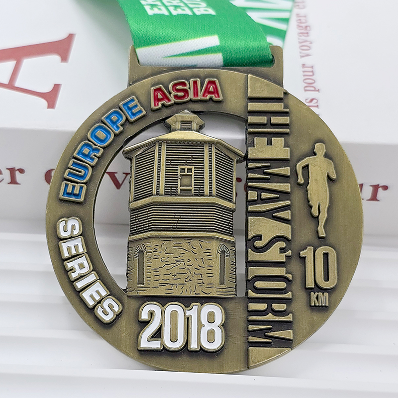 Vintage bronzene Metallmedaille 2018 Eurasia Serie 10km Gedenkturm mit Läuferrelief, ein sammelwürdiges Rennen über Kontinente hinweg.