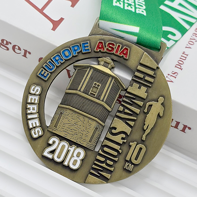 Vintage bronzene Metallmedaille 2018 Eurasia Serie 10km Gedenkturm mit Läuferrelief, ein sammelwürdiges Rennen über Kontinente hinweg.