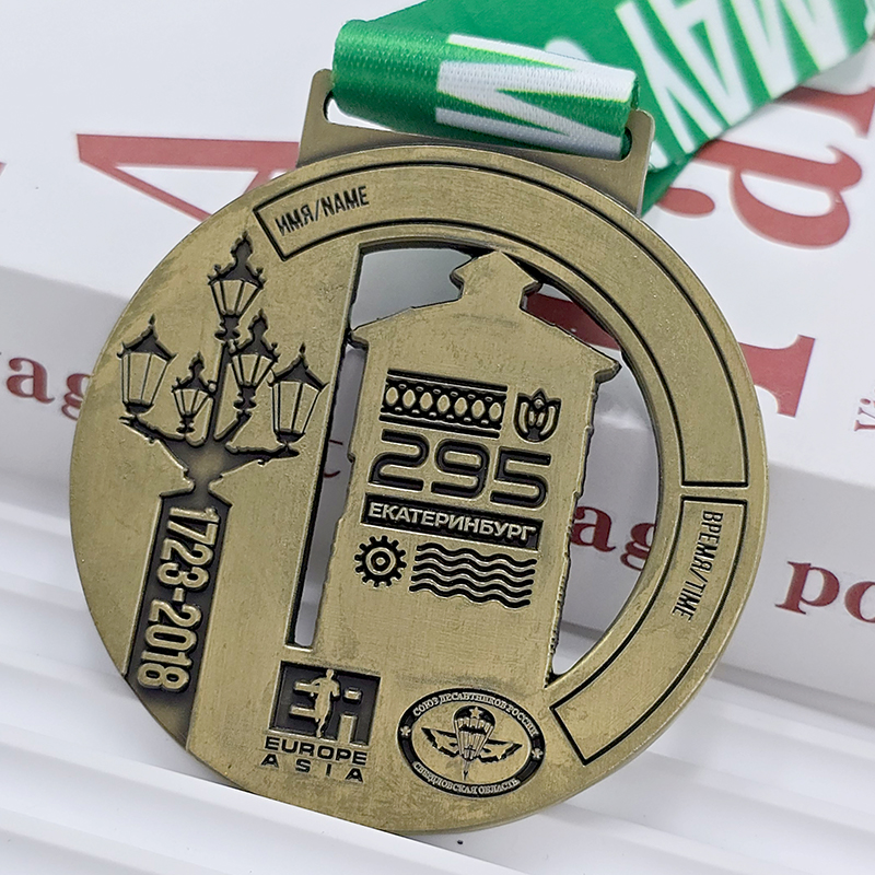 Vintage bronzene Metallmedaille 2018 Eurasia Serie 10km Gedenkturm mit Läuferrelief, ein sammelwürdiges Rennen über Kontinente hinweg.