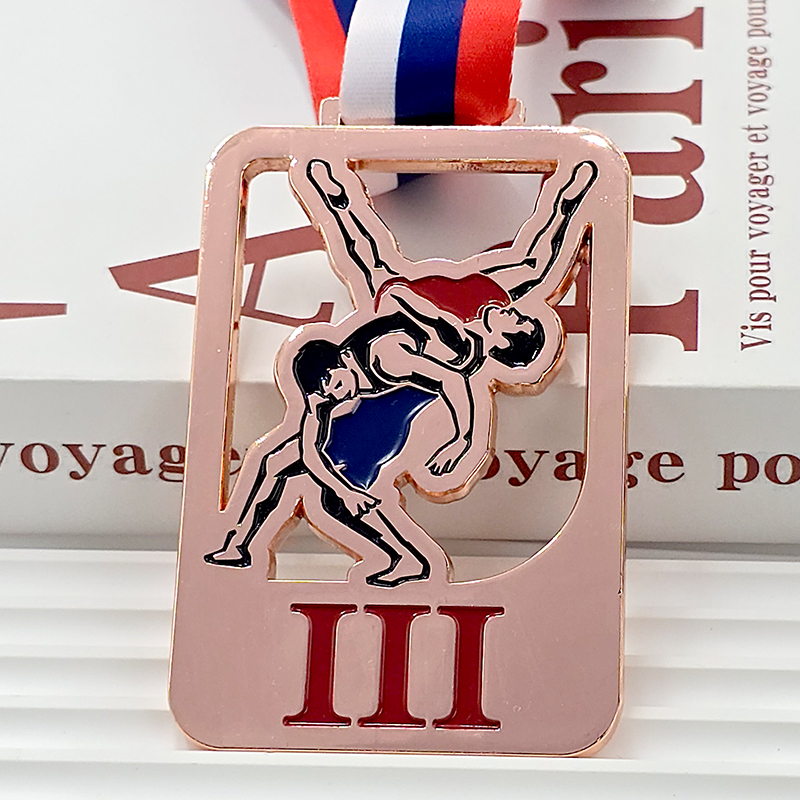 Roségoldene Metallmedaille zur Erinnerung an eine Bronzemedaille für Ringer-/Judomeister, mit einem 3D-Relief von kämpfenden Athleten in Aktion, ein Sammlerstück von einer Sportveranstaltung.