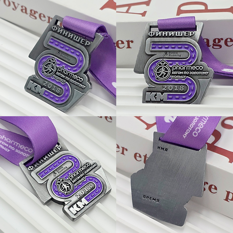 Schwarz-lila Metallic-Medaille mit Farbblock, 2018 Russland „Golden Circuit“ 5 km Finisher-Erinnerungsstück mit 3D-Relief der Strecke in S-Form, Sammlerstück des Rennens.