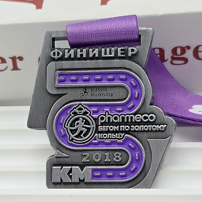 Schwarz-lila Metallic-Medaille mit Farbblock, 2018 Russland „Golden Circuit“ 5 km Finisher-Erinnerungsstück mit 3D-Relief der Strecke in S-Form, Sammlerstück des Rennens.
