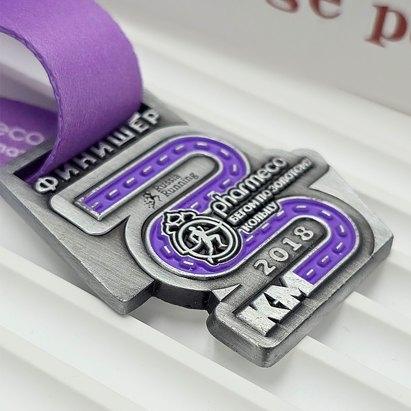 Schwarz-lila Metallic-Medaille mit Farbblock, 2018 Russland „Golden Circuit“ 5 km Finisher-Erinnerungsstück mit 3D-Relief der Strecke in S-Form, Sammlerstück des Rennens.