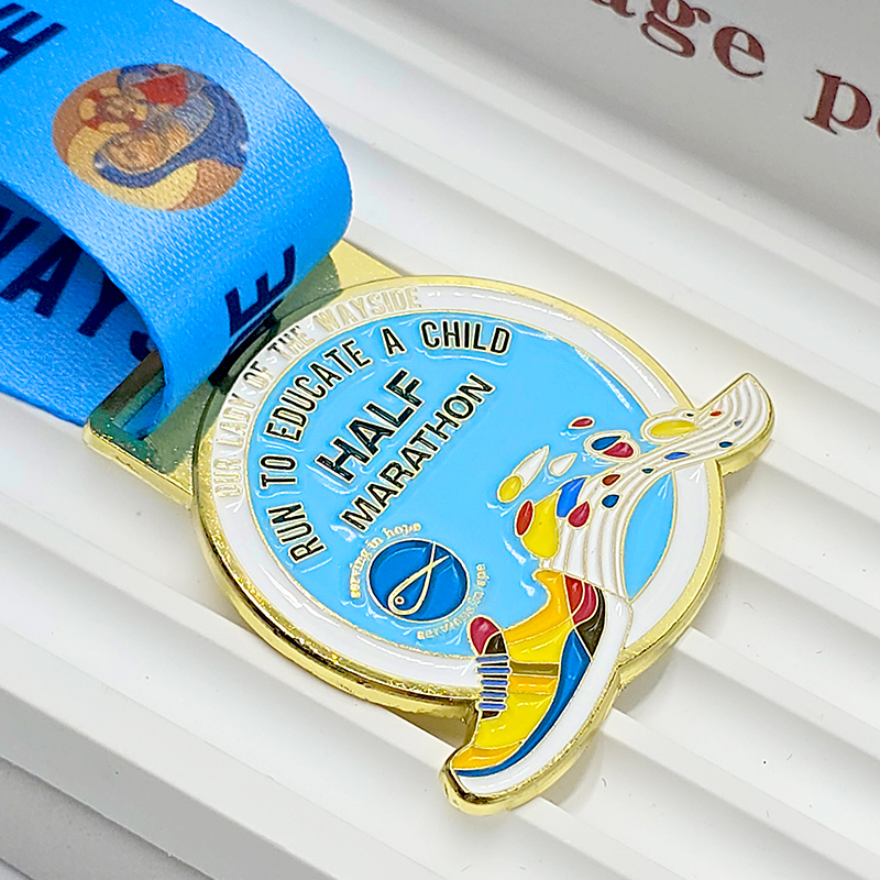 Gold- und blau-farbige Metallmedaille, Charity-Halbmarathon-Erinnerungsstück „RUN TO EDUCATE A CHILD” (Laufen, um einem Kind Bildung zu ermöglichen) – bemalter Sammler-Laufschuh mit Relief.