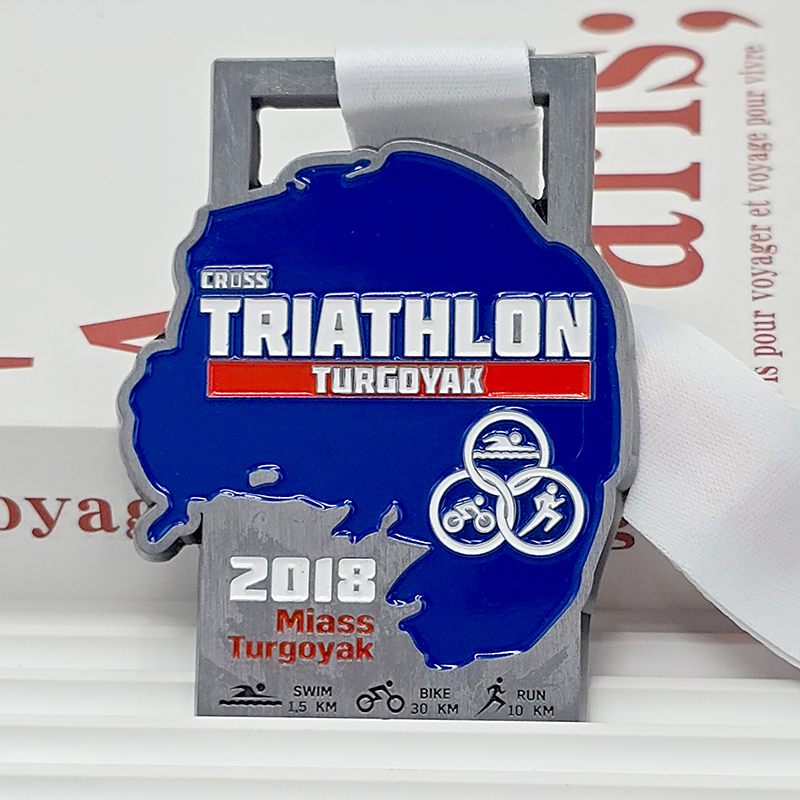 Silber-blaue zweifarbige Metallmedaille zum Gedenken an den Turgoyak-Triathlon 2018 mit einem 3D-Relief der Umrisse eines Sees, ein Sammlerstück von einer russischen Outdoor-Sportveranstaltung.