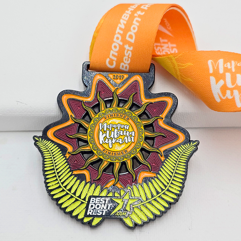 Metallmedaillenset mit lustigen Motiven: Bali-Maske / Sonne / Engel / Meerjungfrau / Mops-Cartoon-Relief; Sammlerstück aus einem multinationalen Wettbewerb.